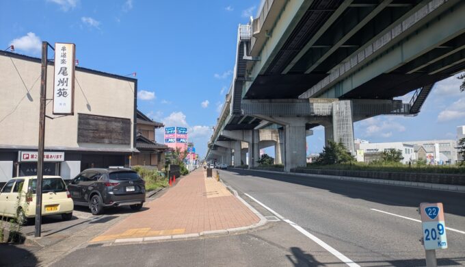 駐車場と外観