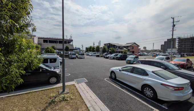駐車場と外観