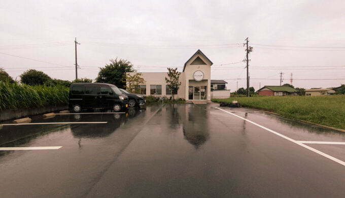 駐車場と外観