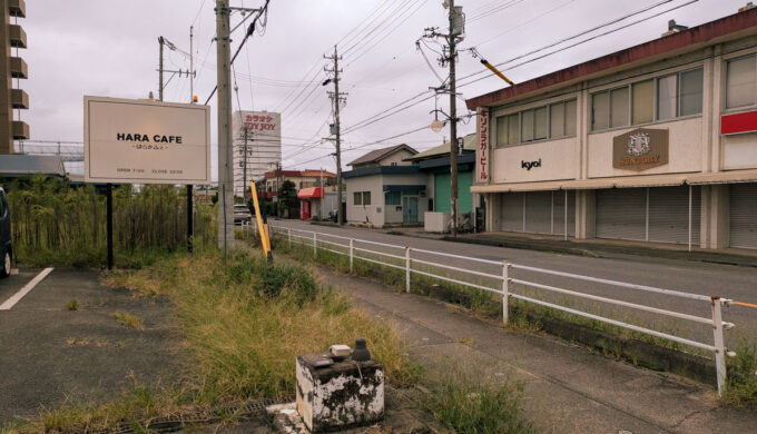 駐車場と外観