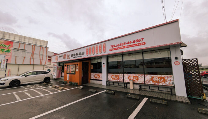 駐車場と外観