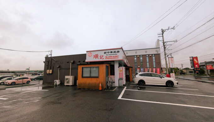 駐車場と外観