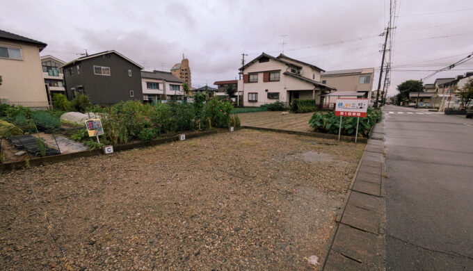 駐車場と外観