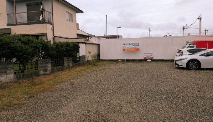 駐車場と外観
