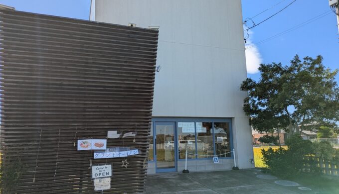 駐車場と外観