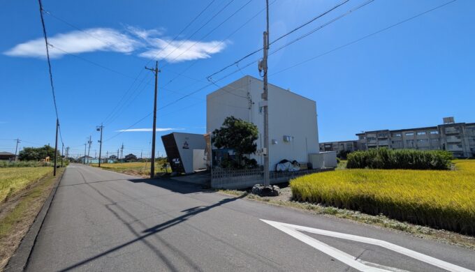 駐車場と外観