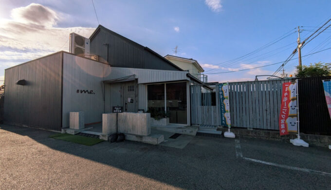 駐車場と外観