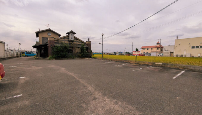 駐車場と外観
