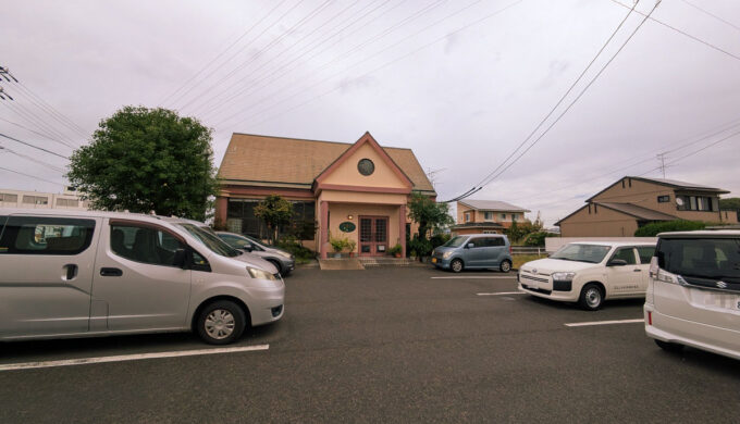 駐車場と外観