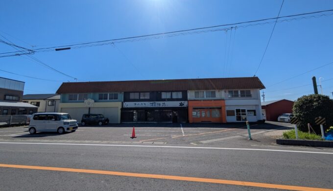 駐車場と外観