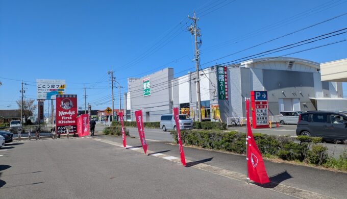 駐車場と外観