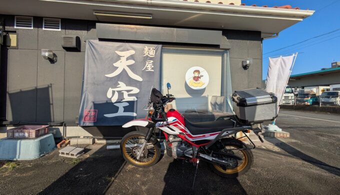 駐車場と外観