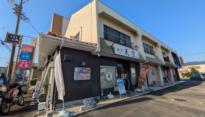 駐車場と外観
