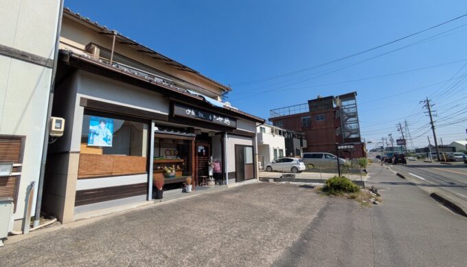 駐車場と外観