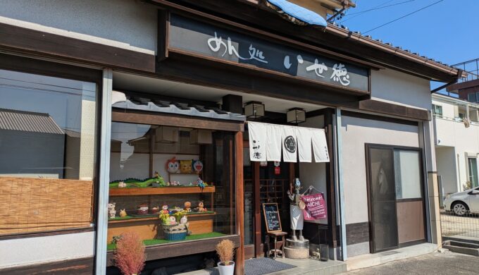 駐車場と外観