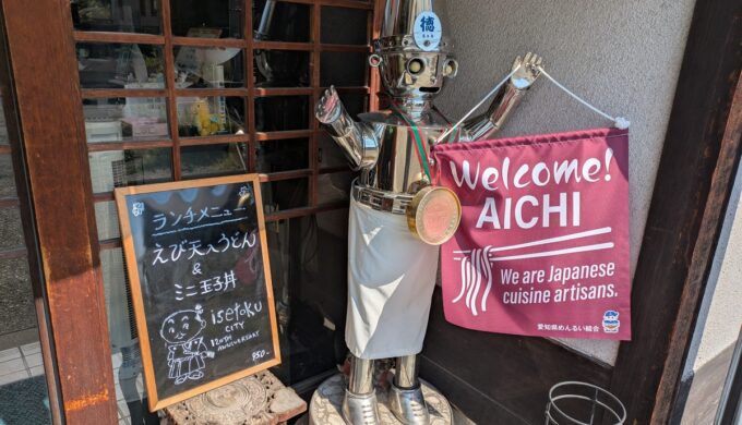 駐車場と外観