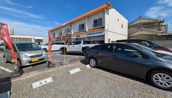 駐車場と外観