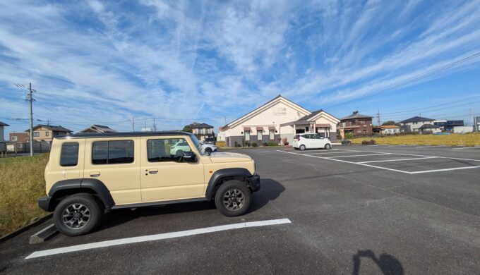 駐車場と外観