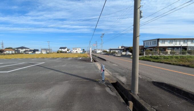 駐車場と外観