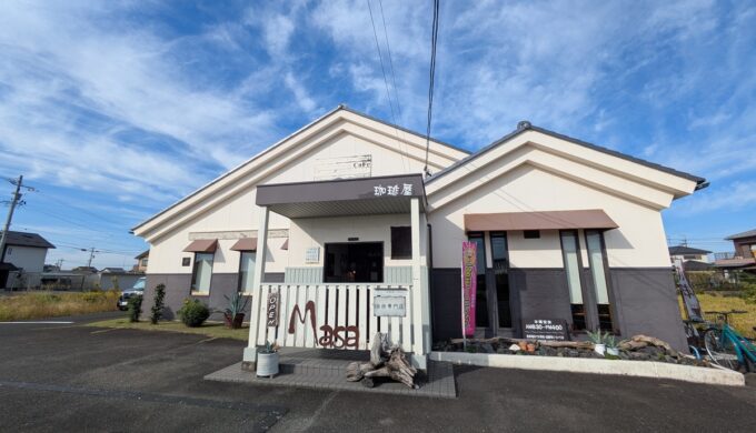 駐車場と外観