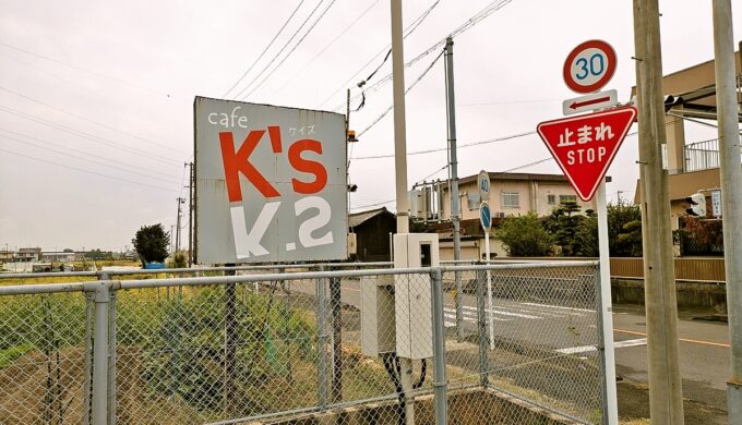 駐車場と外観