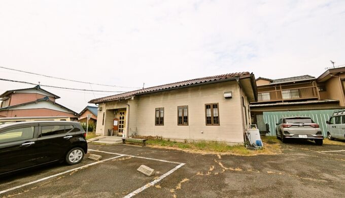 駐車場と外観