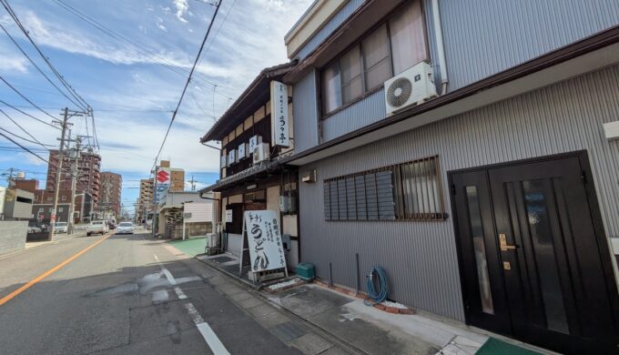 駐車場と外観