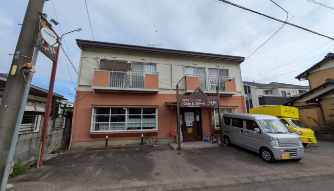 駐車場と外観