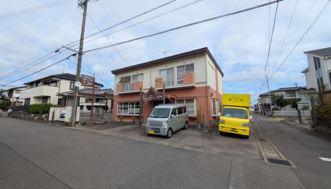 駐車場と外観
